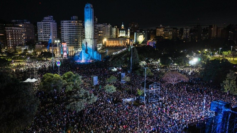 El Monumento colmado en una celebración histórica.