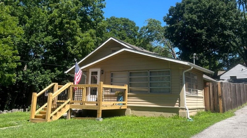 &nbsp;Típica vivienda en Kansas, con la bandera de Estados Unidos en el frente (Rosario3)