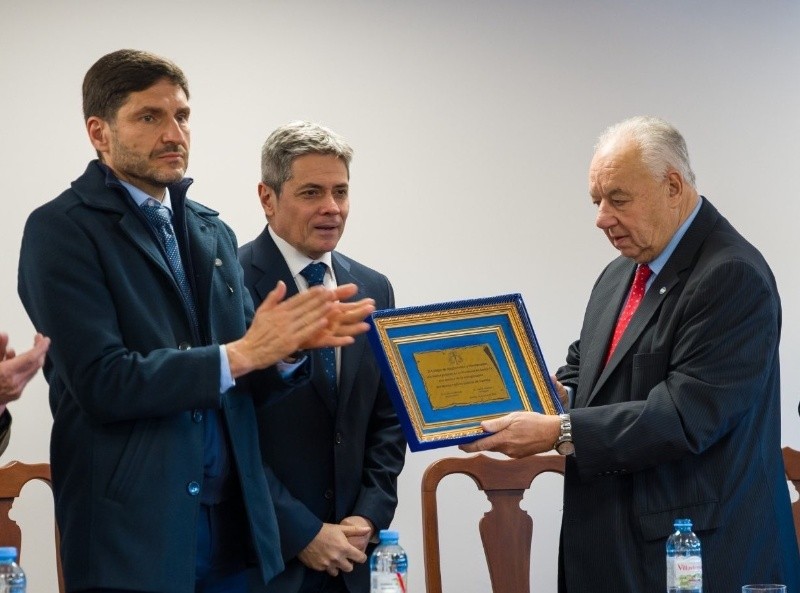 Ni la sonrisa para la foto del aplauso. El gobernador, molesto con la Corte&nbsp;