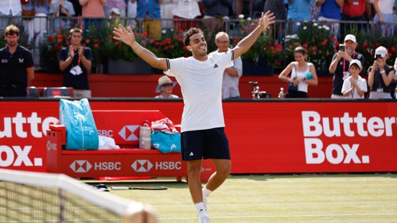 Cerúndolo se convirtió en el primer argentino en ganar el prestigioso certamen de Queen’s. (EFE)