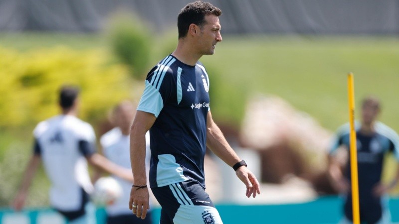 Scaloni podría realizar dos cambios en la formación titular de Argentina para la segunda fecha del Grupo J. (EFE)