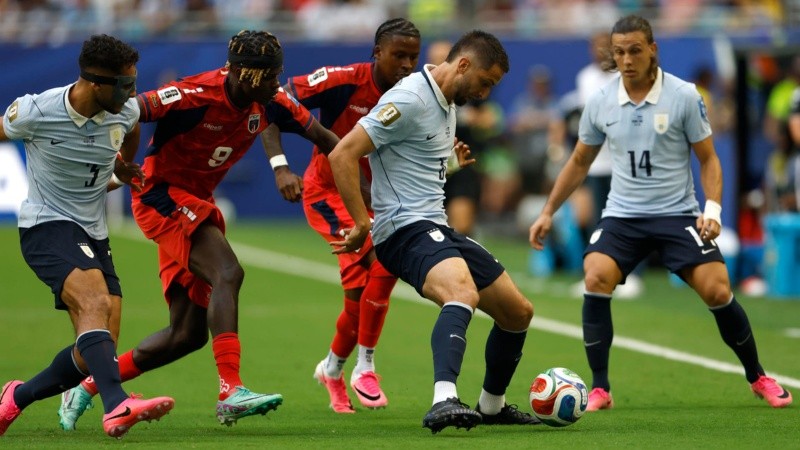 Rodrigo Bentancur de Uruguay disputa el balón con Gilson Benchimol de Cabo Verde.