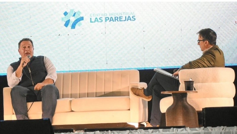 &nbsp;El titular de Adimra, Elvio del Re,  entrevistado por el periodistas de Rosario3, Mariano Galíndez, en las jornadas organizada por el Centro Industrial de las Parejas
