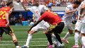 Romelu Lukaku de Bélgica disputa el balón con Saeid Ezatolahi de Irán: fue empate.