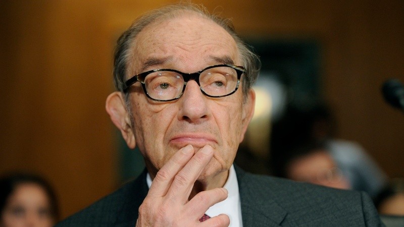 En sus últimos años al frente de la Fed, bajo la administración del segundo de los Bush (2001-2004), Greenspan fue criticado por una supuesta politización de su cargo al apoyar públicamente los recortes de impuestos y los intentos de privatización parcial de la Seguridad Social.