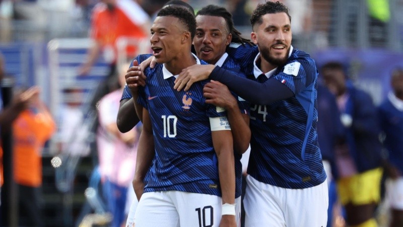Mbappé hizo un doblete en el estreno de Francia ante Senegal.