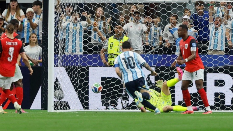 Lionel Messi convirtió un golazo de zurda para poner a la Argentina arriba ante Austria en Dallas.