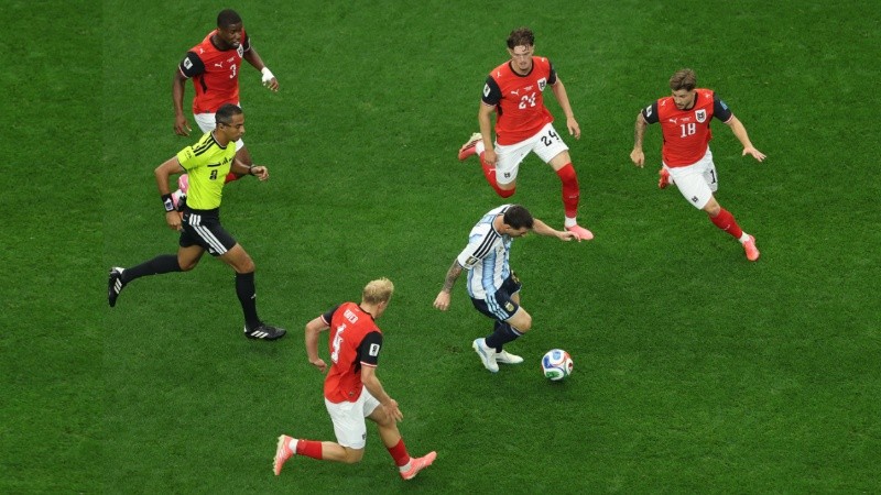 La Pulga entre cuatro rivales, una imagen de todos los mundiales (EFE).