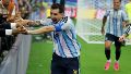 La Pulga saluda a la gente, tras liquidar el partido (EFE).