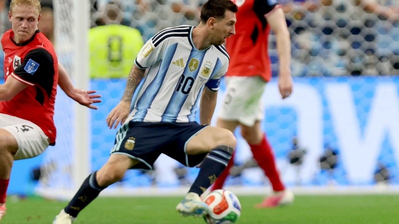 De la mano de un Messi descomunal, Argentina avanza en el Mundial.