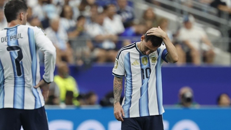 La reacción de Leo tras fallar desde los doce pasos. (EFE)