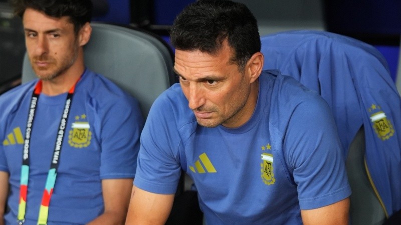 Lionel Scaloni ya no encuentra palabras para definir a Messi (EFE).