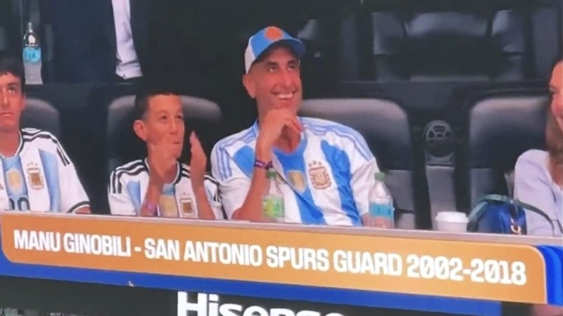 Manu apareció en la enorme pantalla del estadio y todos lo reconocieron. (imagen video)