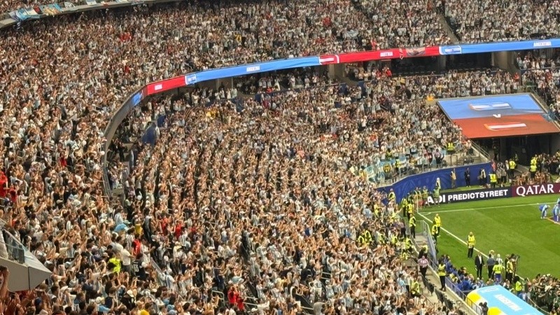 &nbsp;Marea albiceleste en el imponente Dallas Stadium. (Rosario3)