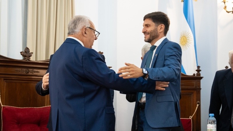 &nbsp;Gutiérrez es saludado por el gobernador Pullaro luego del discurso (Prensa Poder Judicial)