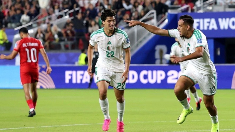 Argelia superó 2 a 1 a Jordania por el Grupo J.