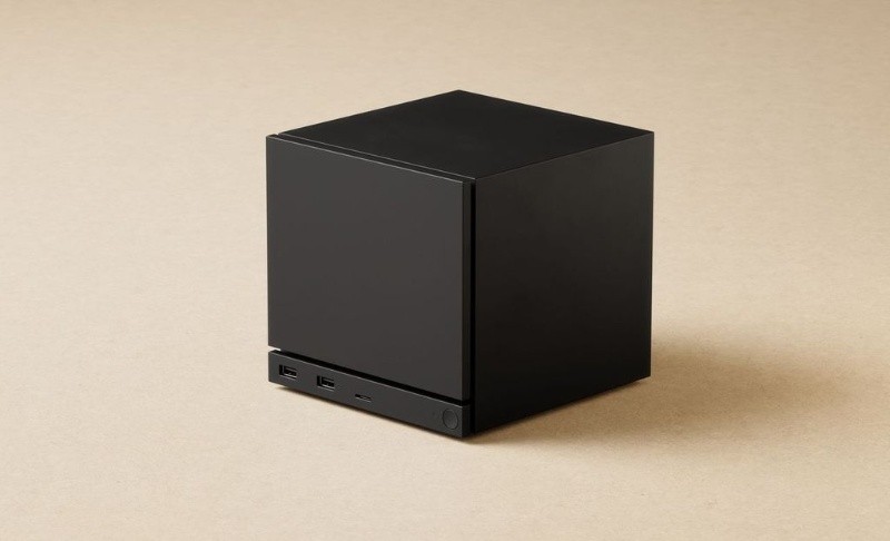 El dispositivo se presenta como un cubo de aproximadamente 15 centímetros de lado.