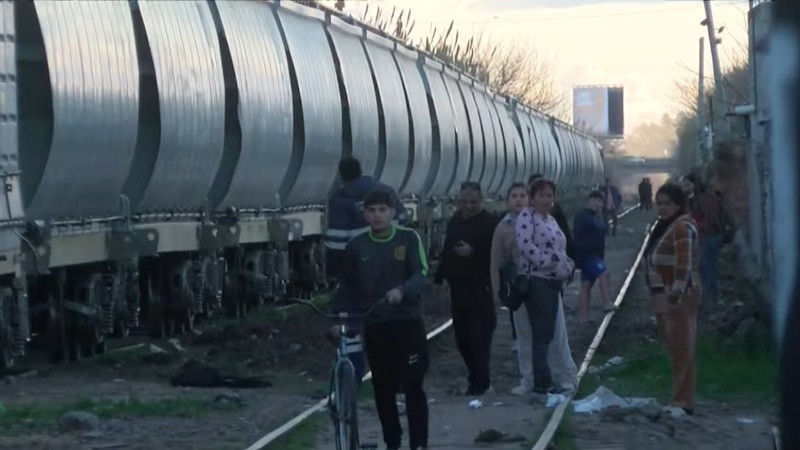 “Es una persona que vive en las casas pegadas a las vías”, contó a El Tres un vecino, conmocionado por lo ocurrido.