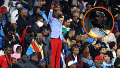 Se destaca por quedarse totalmente inmóvil en una butaca durante los 90 minutos del partido, manteniendo el brazo derecho levantado.