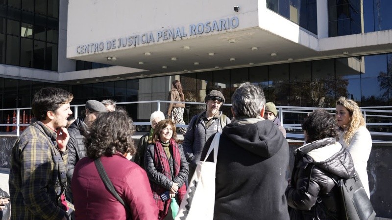 Vecinos y el concejal Ferrero en el Centro de Justicia Penal.