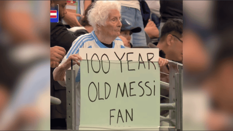 “Tengo 100 años y soy fan de Messi”, decía el cartel.