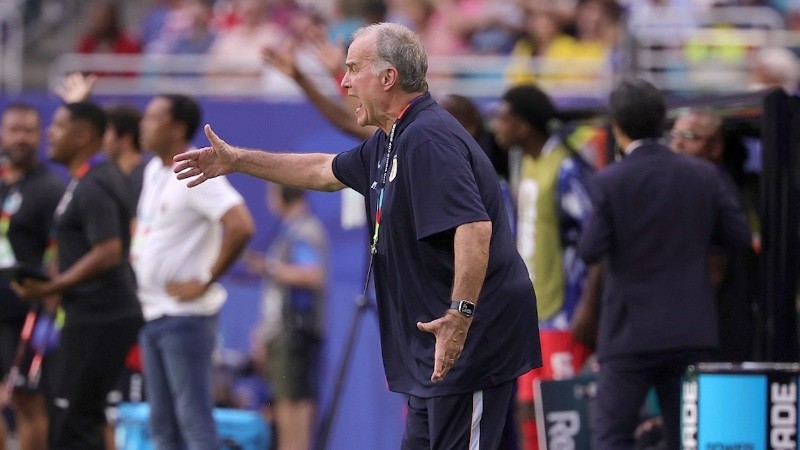 Marcelo Bielsa condujo a la Celeste en los tres partidos de la fase de grupos del Mundial. (EFE).
