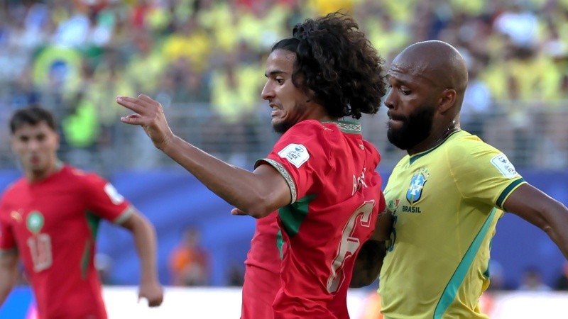 Bouaddi frente a Igor Thiago, de Brasil, que a la inversa se rapa la cabeza y se deja la barba. (EFE)