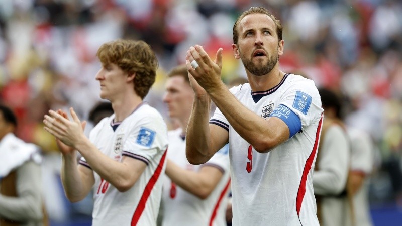 Kane saluda a su gente tras la igualdad en Boston (EFE).