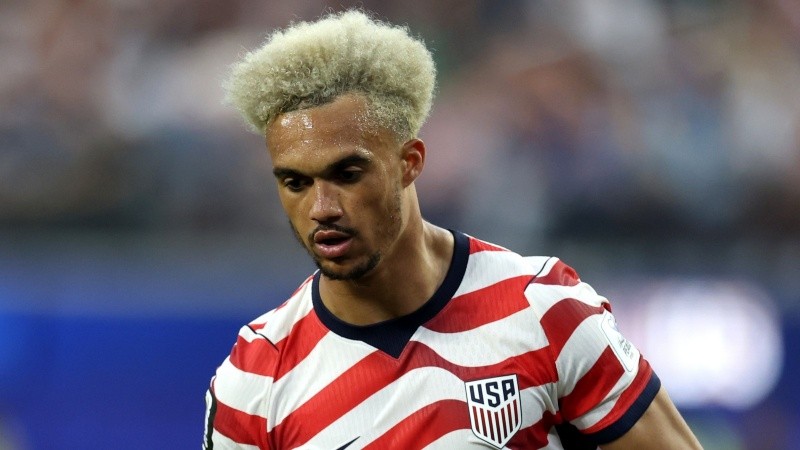 El defensor del Fulham ya usó trencitas y este Mundial probó un look diferente. (EFE)