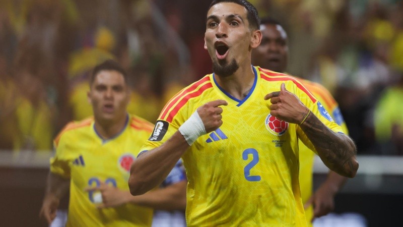 Daniel Muñoz de Colombia celebra su gol de este martes, durante un partido del grupo K ante Congo.