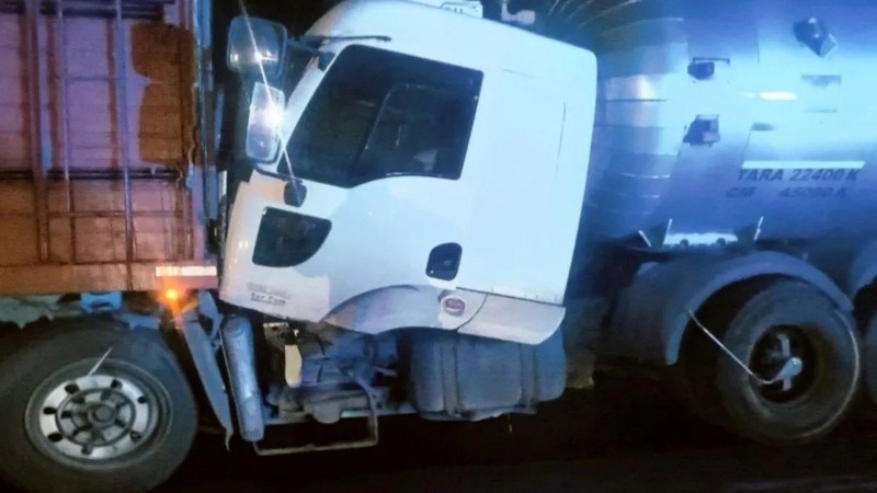 Los camiones iban en el mismo sentido por la A012: unó impactó desde atrás al otro. (Foto: Policía de Santa Fe).