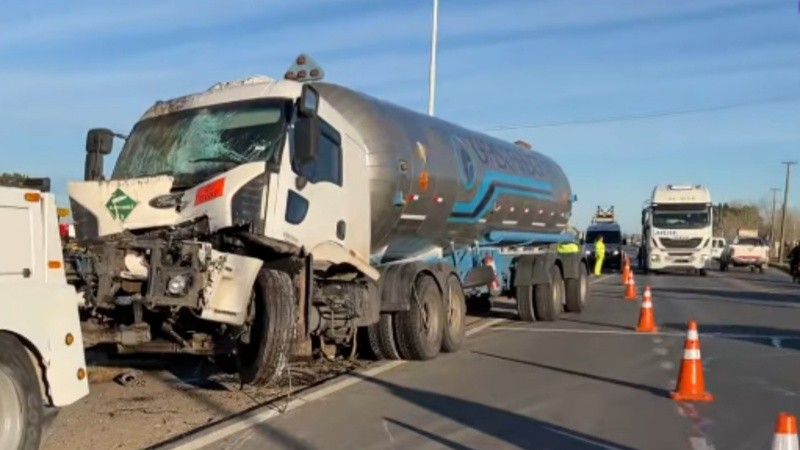Uno de los camiones involucrados en el accidente registrado este miércoles a la madrugada en la A012.