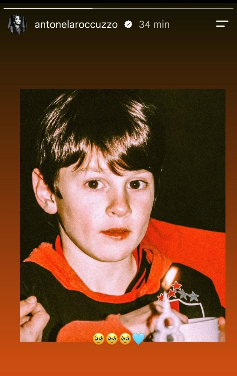La foto que publicó Antonela en sus historias, un Messi festejando sus 8 años con la camiseta de Newell's.  