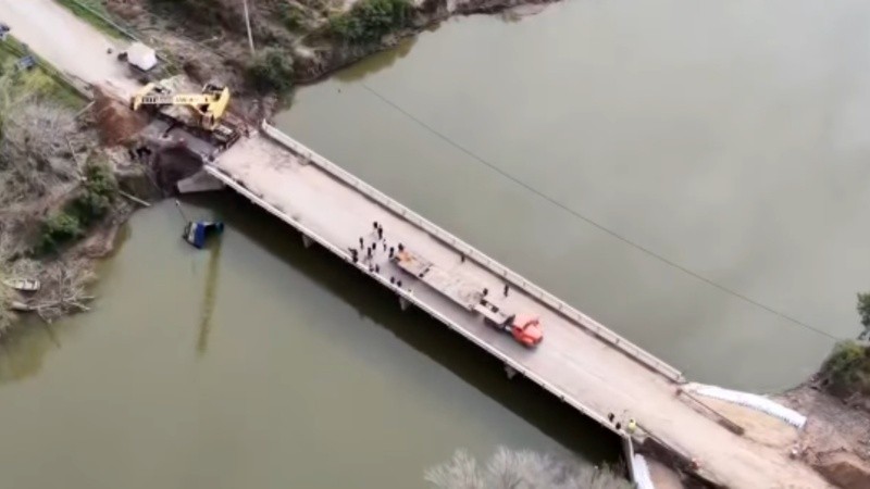 Buzos tácticos y operarios trabajaron en la zona del puente como maquinaria pesada para retirar el acoplado.