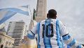 Alejandro, un fanático local de Messi, se acercó al Monumento para festejar el cumple de Leo.