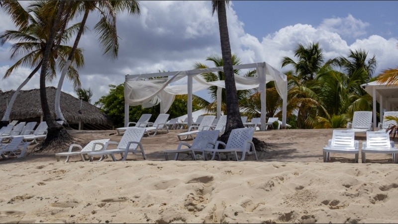 Camastros sobre el parador de playa que recibe a los turistas que llegan a la isla.