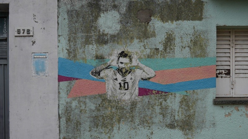 Uno de los tantos murales dedicados a Messi en el barrio que lo vio crecer.