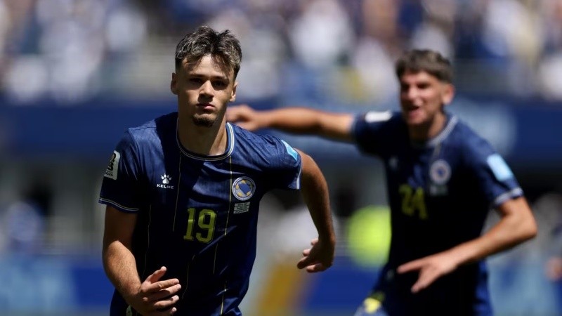 Alajbegovic abrió la cuenta para los bosnios. (FIFA)