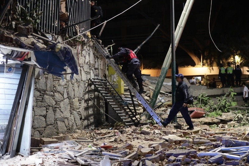  Integrantes de cuerpos de emergencia buscan víctimas (EFE).&nbsp;
