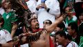 Un hincha mexicano festeja el buen presente del Tri en el estadio Azteca este miércoles.