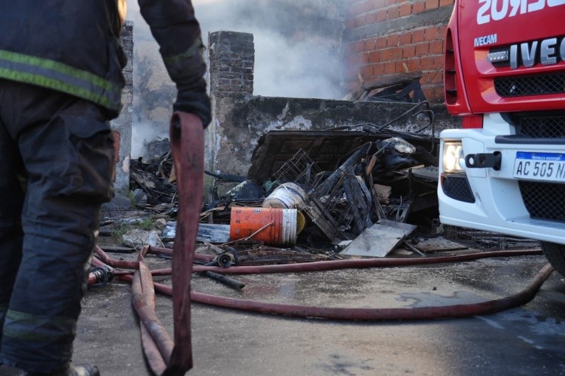 &nbsp;Dos dotaciones de bomberos trabajaron en el lugar (Alan Monzón).