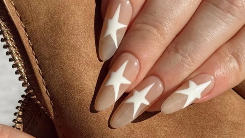 La tendencia incluye una amplia gama de matices que van desde los beige ambarinos hasta los marrones suaves con acabado brillante o efecto gel.