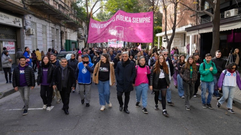 Autoridades, estudiantes, docentes y no docentes realizaron varias marchas por la Universidad Pública.