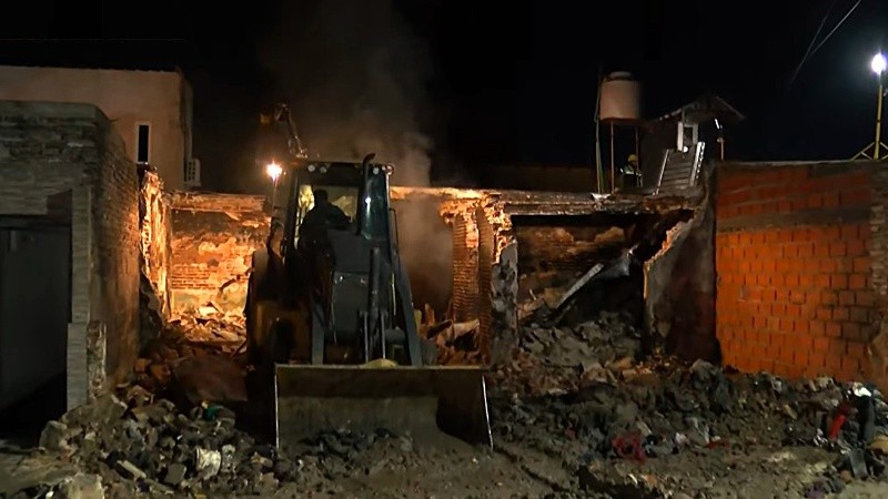 Maquinaria pesada para demoler y retirar los restos del lugar. (imagen El Tres)