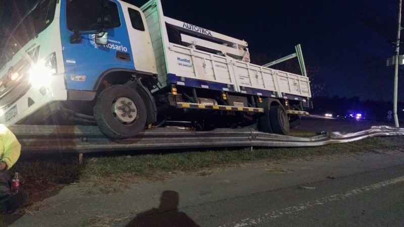 El camión de Alumbrado Público quedó montado sobre el guardarrail.