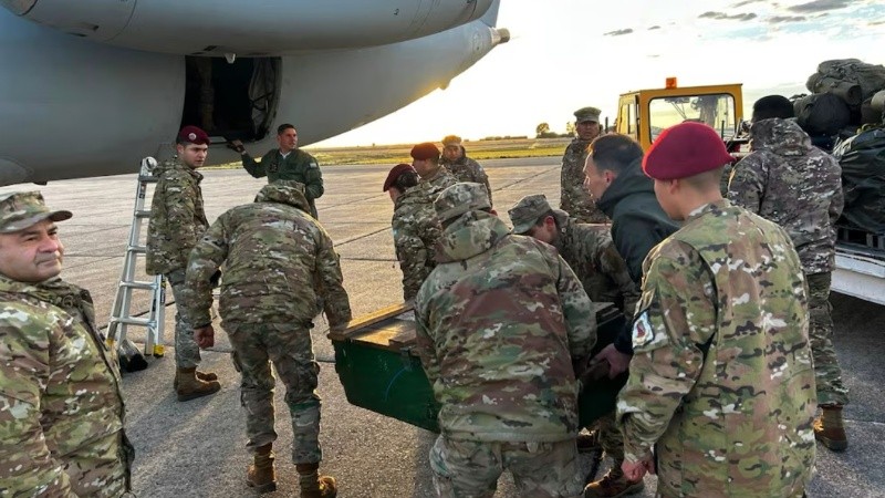 Personal militar viaja a Venezuela para brindar ayuda humanitaria.