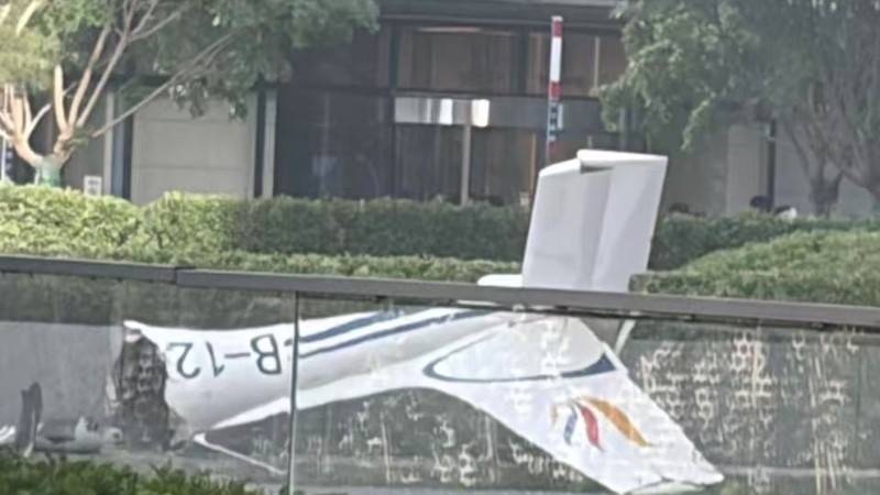La avioneta chocó contra el edificio más alta de la ciudad china.