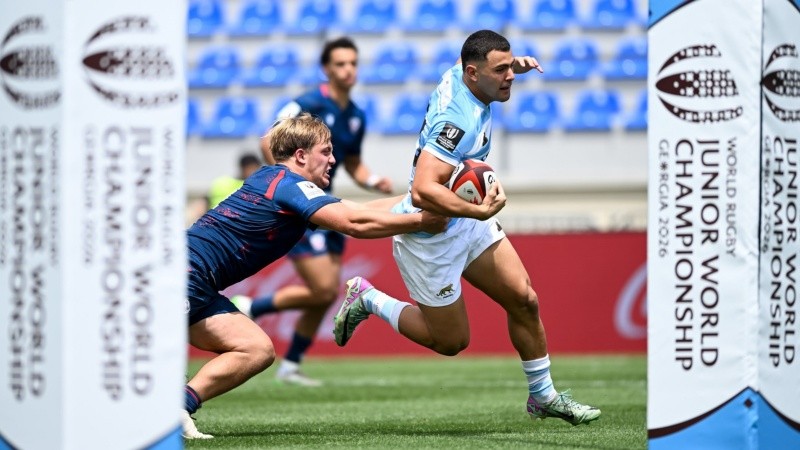 El rosarino Benjamín Ordiz de Los Caranchos, ingresó y en las primeras acciones apoyó su try a pura potencia. Crédito: Tamuna Kulumbegashvili / Gaspafotos
