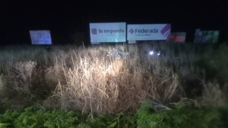 El 208 sufrió varios vuelcos al perder el control. Foto: gentileza Radio Liberada Casilda.
