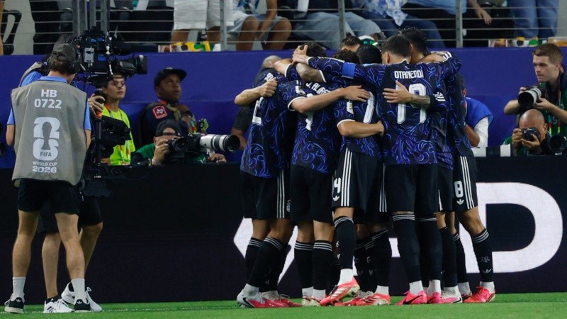El abrazo argentino tras el 2-0 conseguido de penal por Lautaro Martínez.
